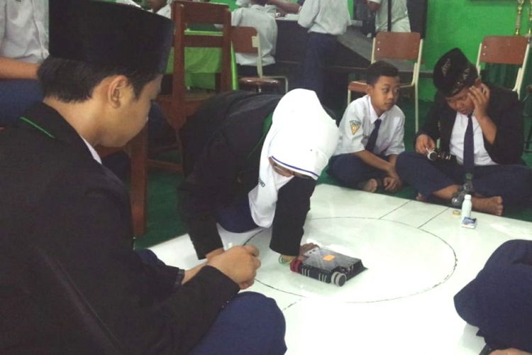 Tim Robotic MTsN 3 Jombang, Madrasah di lingkungan Pesantren Tambakberas, memeragakan penampilan robot yang berhasil menjadi juara pertama saat tampil dalam kompetisi robotic internasiol di Malaysia, Selasa (6/11/2018).