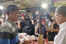 Mendag Zulhas Traktir Daging Ayam untuk Ibu-ibu di Pasar Johar Baru, Masing-masing Dapat 1 Kilogram