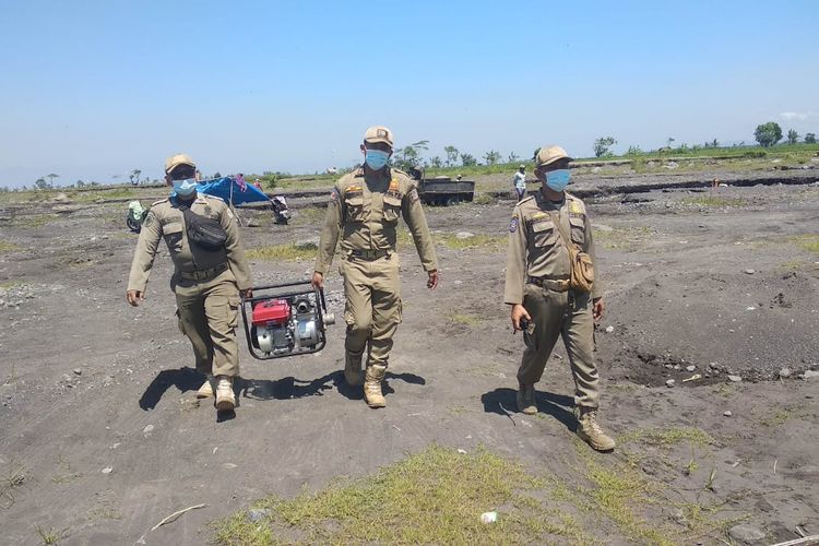 Petugas Satpol PP Lumajang amankan alat sedot pasir saat operasi tambang ilegal di Lumajang, Selasa (20/8/2024)
