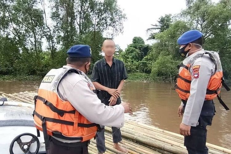 IR questioned by Water Police personnel during his attempt to go to Yogyakarta by raft on Friday (9/1/2021)