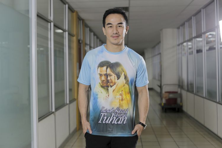 Joe Taslim berpose usai wawancara dengan Kompas.com tentang film Surat Kecil Untuk Tuhan di Gedung Kompas Gramedia, Palmerah Selatan, Jakarta, Kamis (18/5/2017). Di film ini Joe berperan sebagai Martin seorang dokter jantung dengan sosok yang sangat tulus dan protagonis.