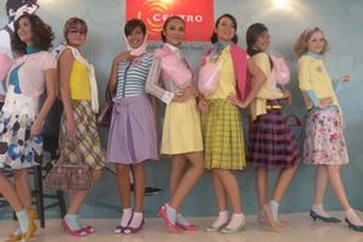 Para model memakai sepatu tumit rendah (kitten heels) koleksi dari Centro Departement Store.