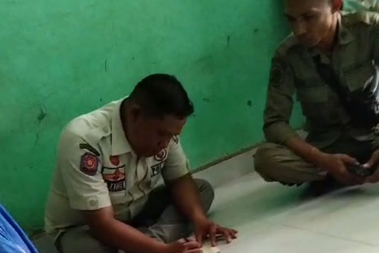 Tiga anggota Satpol PP Pekanbaru, Riau, saat mendatangi rumah nenek Mardiana untuk meminta uang diduga pungli, Kamis (20/6/2024).