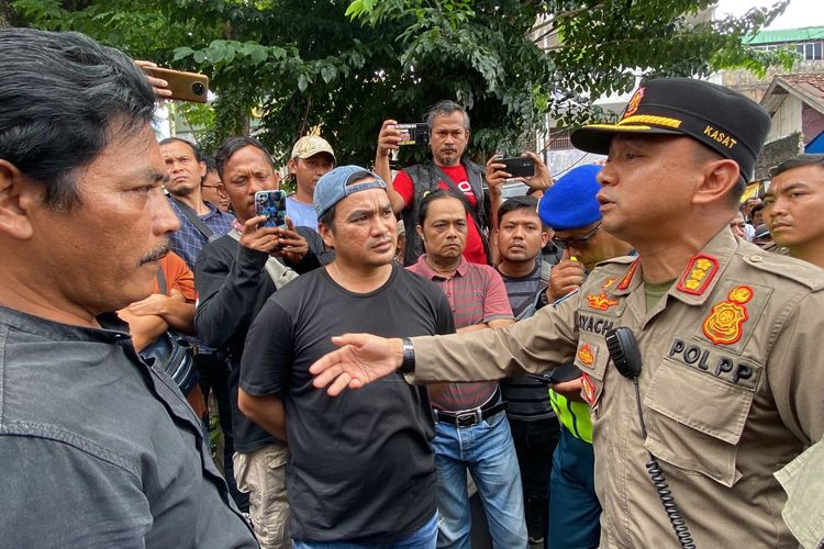 Penertiban PKL di area pedestrian Pasar Kebon Kembang Bogor ricuh, Senin (4/3/2024).