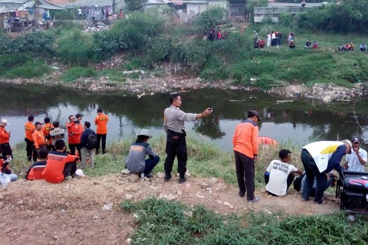 Proses pencarian bocah 14 tahun tenggelam di Kali Bekasi, Babelan, Kabupaten Bekasi, Rabu (10/7/2019).