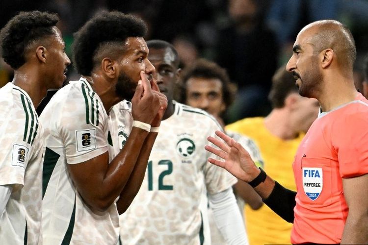 Ali Al Bulayhi berkomunikasi dengan wasit Adel Al Alnaqbi dalam pertandingan Kualifikasi Piala Dunia 2026 antara Australia vs Arab Saudi di Stadion Rectangular, Melbourne, pada 14 November 2024. (Photo by WILLIAM WEST / AFP)