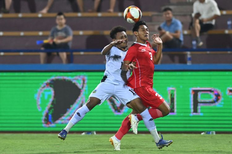 Pesepak bola Timnas Indonesia Firza Andika (kanan) berebut bola dengan pesepak bola Timnas Timor Leste Armindo De Almeida (kiri) dalam laga lanjutan Grup A Sepak Bola SEA Games 2021 Vietnam di Stadion Viet Tri, Phu Tho, Vietnam, Selasa (10/5/2022). Indonesia menang dengan skor 4-1
