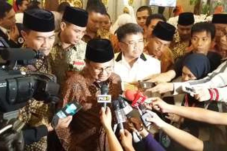 Presiden ke-3 RI BJ Habibie dan Presiden PKS Sohibul Iman dalam acara Milad ke-8 PKS, di Hotel Kartika Chandra, Jakarta, Minggu (24/4/2016).