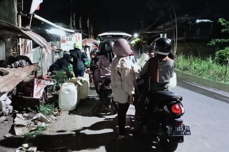 Warga kompleks Nusa Tamalanrea Indah (NTI), Kecamatan Tamalanrea, Kota Makassar, mengantre air bersih. 