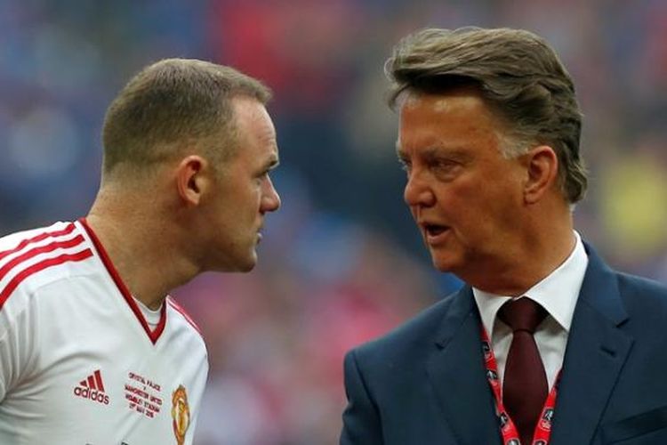 Manajer Manchester United, Louis van Gaal (kanan), berbicara dengan kapten Wayne Rooney saat timnya melawan Crystal Palace pada final Piala FA di Stadion Wembley, Sabtu (21/5/2016).