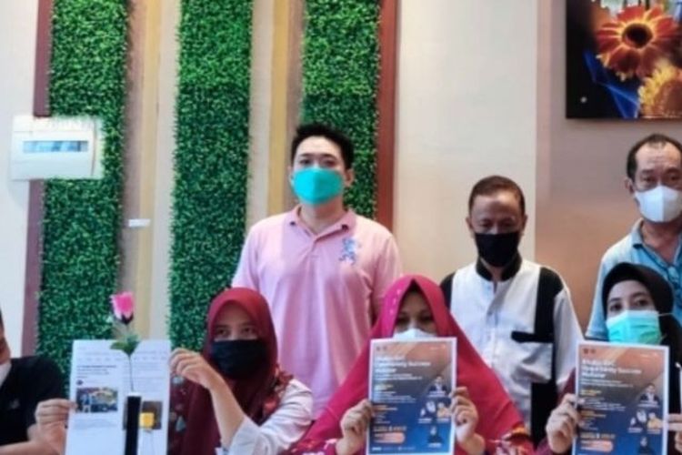 Sejumlah korban investasi bodong Tambang Digital menunjukkan foto bukti dugaan penipuan yang merugikan mereka hingga Rp10 miliar, di Makassar, Sulawesi Selatan, 