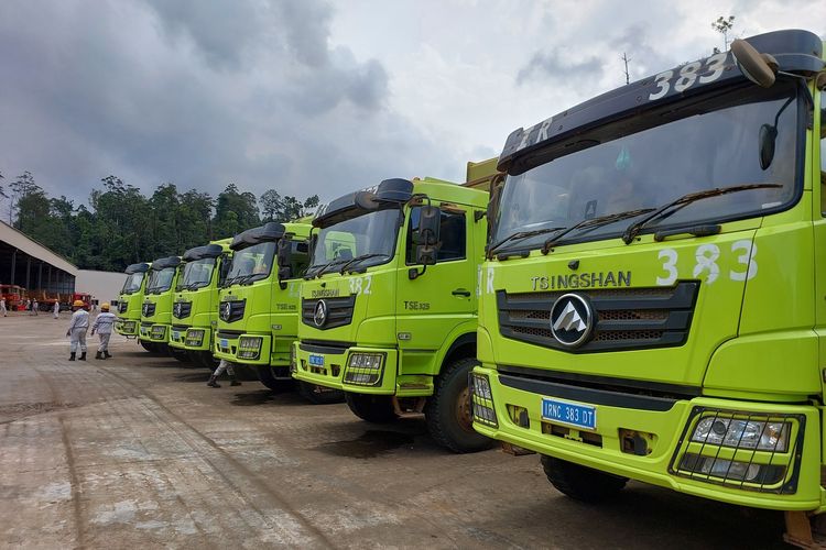 Sejumlah dump truck listrik di Indonesia Morowali Industrial Park (IMIP) di Kabupaten Borowali, Sulawesi Tengah, Kamis (18/1/2024).