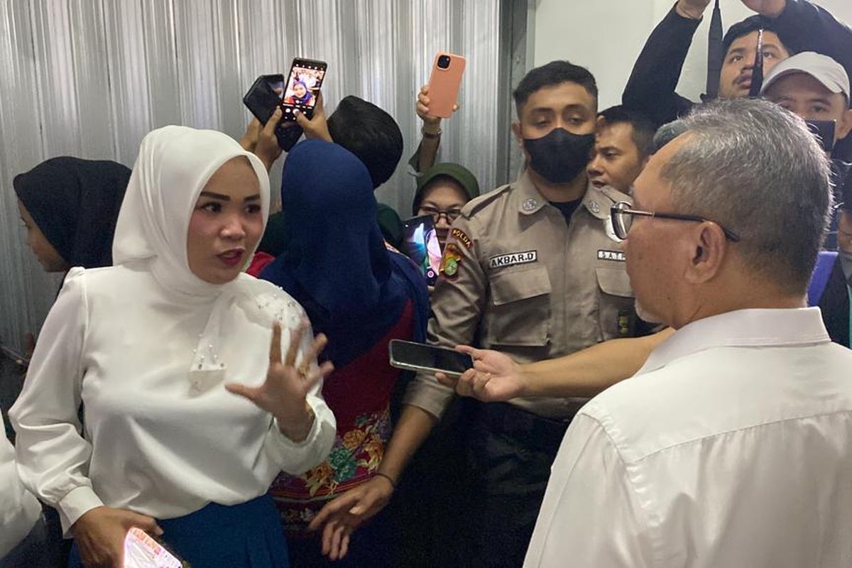 Menteri Perdagangan Zulkifli Hasan bertemu pembeli di Pasar Asemka, Jakarta Barat, Jumat (29/9/2023). 