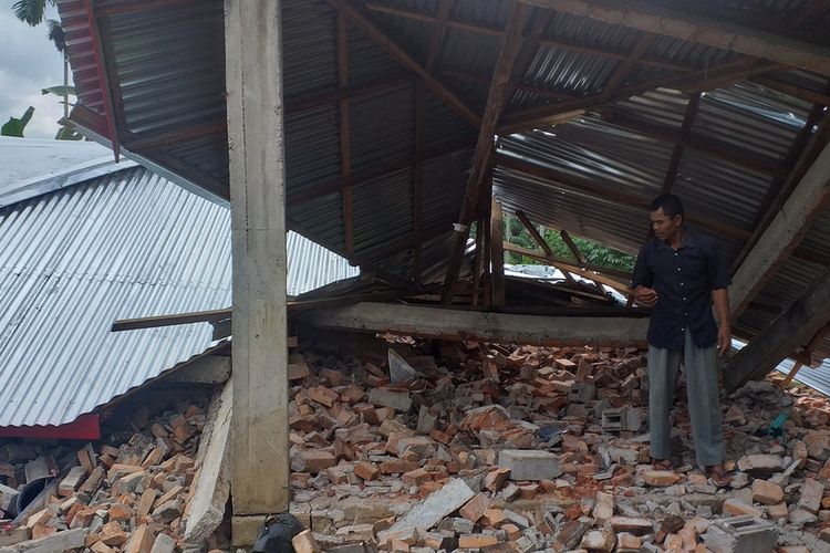 Aprizal (46) saat berada di rumahnya yang roboh akibat gempa bumi di kampung Slemen, Nagari Malampah, Kecamatan Tigo Nagari, Kabupaten Pasaman, Sumbar, Senin (28/2/2022).