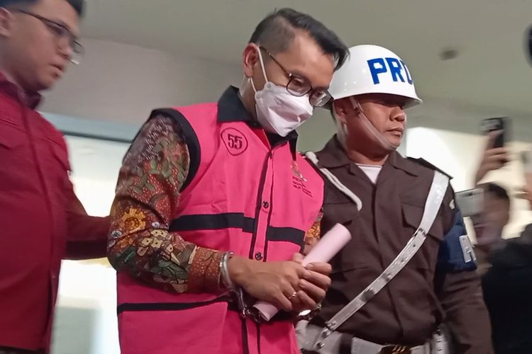 Tersangka Maya Kusmaya saat digiring ke mobil tahanan usai diperiksa di Gedung Kartika Kejaksaan Agung, Jakarta, Rabu (26/2/2025). 