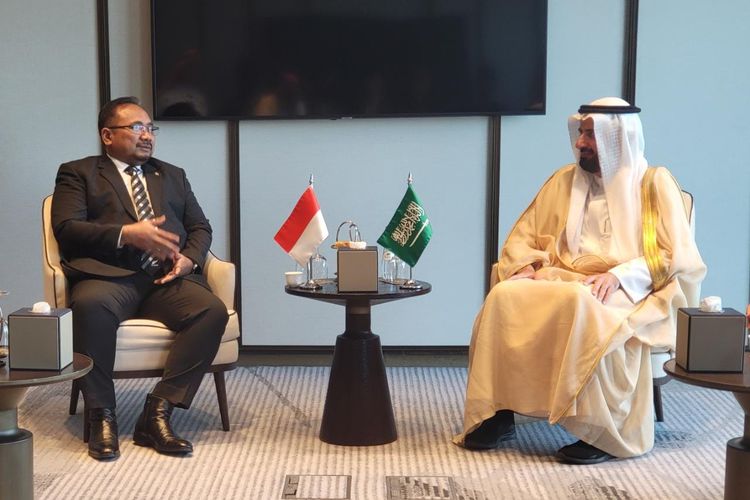 Religious Affairs Minister Yaqut Cholil Qoumas (left) and Hajj and Umrah Minister of Saudi Arabia Tawfiq Al-Rabiah (right) meet in Jeddah, Saudi Arabia, on Sunday, January 8, 2023.