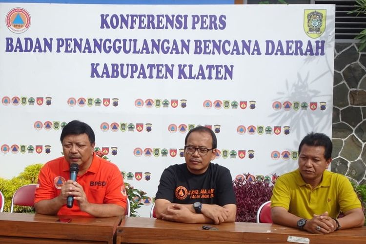 Plt Kepala BPBD Klaten, Doddy Hermanu (kiri) memberikan keterangan pers terkait aktivitas Gunung Merapi di Klaten, Jawa Tengah, Jumat (8/2/2019).