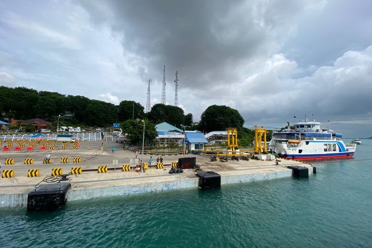 Suasana pelabuhan ASDP Telaga Punggur, Batam, Kepri. Saat ini PT ASDP Indonesia Ferry (Persero) Cabang Kota Batam, Kepulauan Riau (Kepri) memberhentikan sementara rute Pelabuhan Tanjunguban – Tabelam, Kabupaten Bintan – Pelabuhan Sintete, Kabupaten Sambas Kalbar dan sebaliknya.