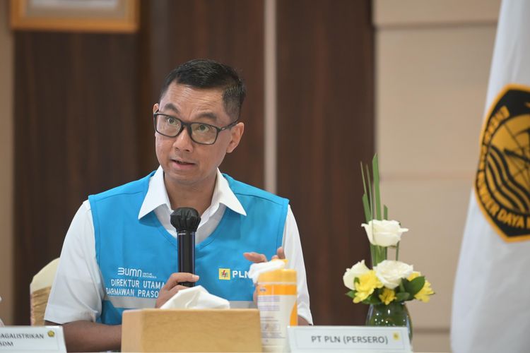 Direktur Utama PLN, Darmawan Prasodjo memaparkan kesiapan infastruktur SPKLU pada periode Ramadan dan Idulfitri tahun ini dalam Konferensi Pers Pembukaan Posko Nasional Sektor ESDM Periode Ramadan dan Hari Raya Idulfitri Tahun 2025 di Kantor BPH Migas, Jakarta, Senin (17/3/2025).