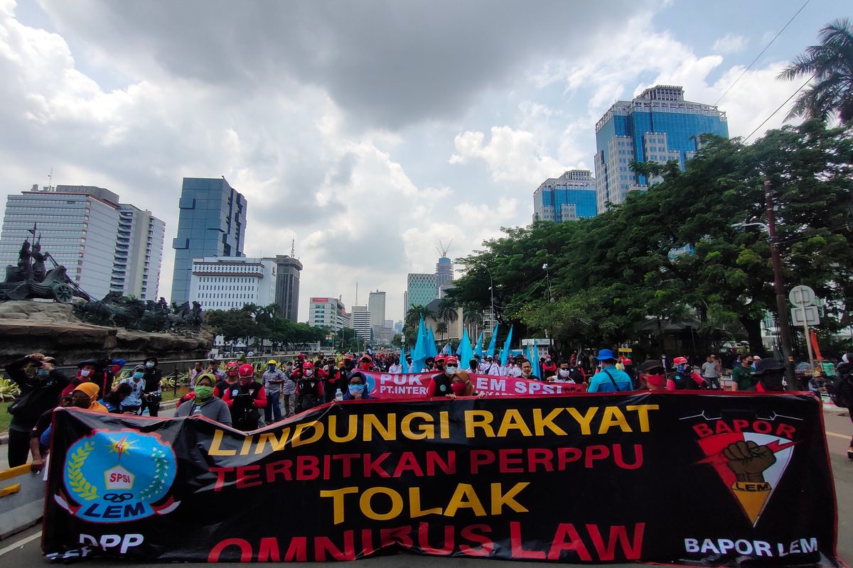 Massa aksi dari Serikat Pekerja Seluruh Indonesia (SPSI) melakukan aksi demonstrasi menolak Undang-Undang Cipta Kerja, Rabu (28/10/2020) di kawasan Patung Kuda, Jakarta Pusat 