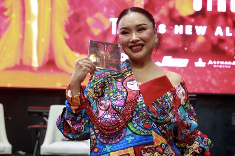 Titi DJ saat merilis album bertajuk 40 di daerah Cilandak, Jakarta Selatan baru-baru ini. 