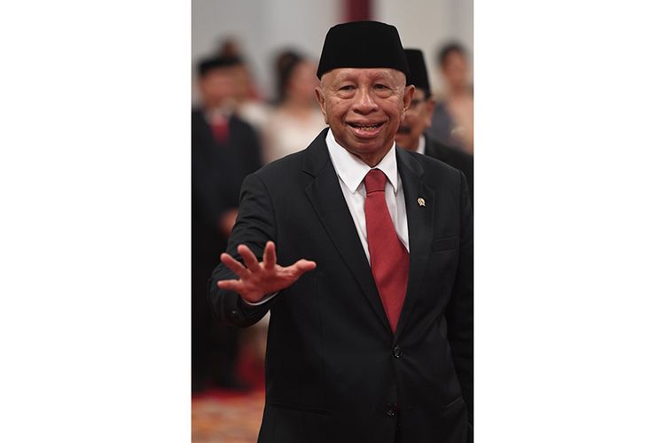 Anggota Dewan Pertimbangan Presiden (Wantimpres), Arifin Panigoro berpose sebelum upacara pelantikan di Istana Merdeka, Jakarta, Jumat (13/12/2019). Presiden resmi melantik sembilan orang Wantimpres periode 2019-2024.