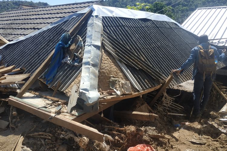 inilah rumah tahan gempa (RTG) yang rusak berat dihantam longsor di Dusun Kekait Daye, Kecamatan Gunung Sari Lombok Barat. Jum'at (10/12/2021) warga masih belum membersihkan sisa rumah mereka yang hancur karena longsor, Senin (6/12/2021) lalu.