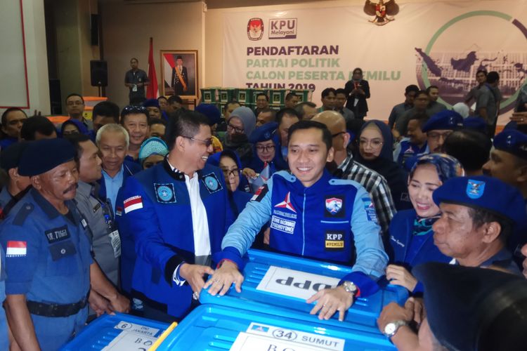 Ketua Komisi Pemenangan Pemilu DPP Demokrat Edhie Baskoro Yudhoyono santai menanggapi siapa calon yang akan diusung atau didukung pada pemilihan presiden (Pilpres) 2019 mendatang. Jakarta, Senin (16/10/2017).