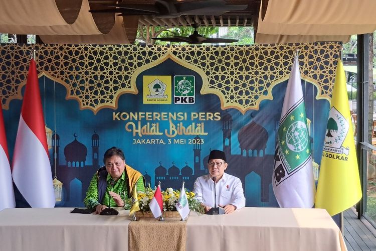 Ketua Umum Partai Golkar Airlangga Hartarto dan Ketua Umum Partai Kebangkitan Bangsa (PKB) memberikan keterangan pers seusai pertemuan di Restoran Plataran, Jakarta, Rabu (3/5/2023).