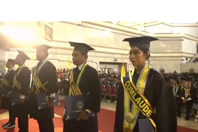 Triyulia Reveni, lulusan UPN Veteran Yogyakarta yang lulus dengan IPK 3,9 dan dikenal berprestasi. 
