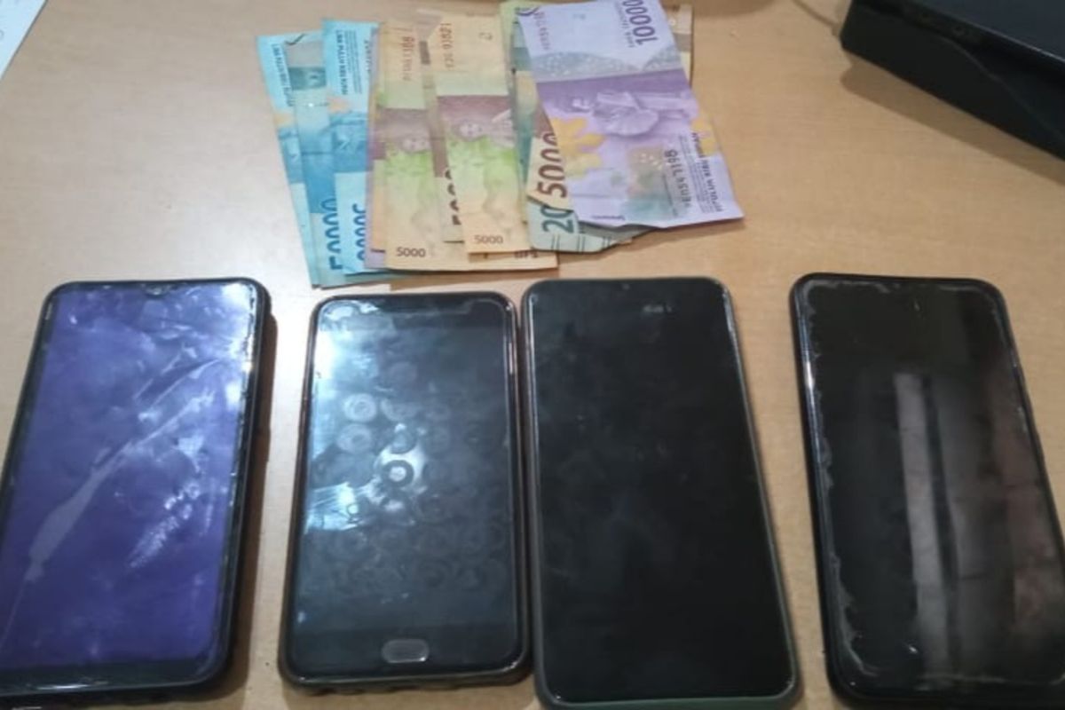 Barang Bukti aksi pencurian dan pemerasan oleh 3 waria di Surabaya.