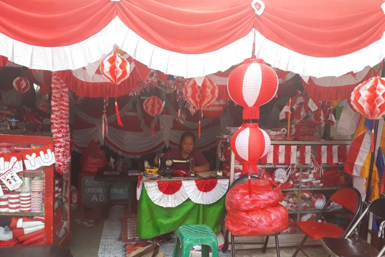 Sejinah, penjual bendera di Kampung Bendera Surabaya