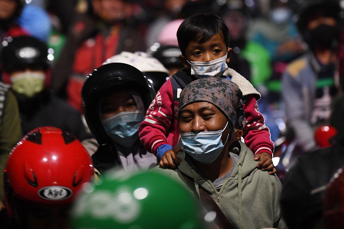 Pemudik sepeda motor terjebak kemacetan saat melintasi posko penyekatan mudik di Kedungwaringin, Kabupaten Bekasi, Jawa Barat, Senin (10/5/2021). Petugas gabungan memutar balikan ribuan pemudik yang melintasi pos penyekatan perbatasan Bekasi -Karawang, Jawa Barat. ANTARA FOTO/Wahyu Putro A/pras.