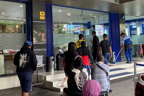 Warga Depok Antre di Bank sejak Dini Hari demi Tukar Uang untuk Lebaran