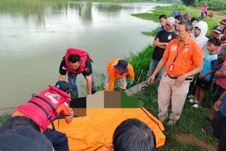 Evakuasi korban tenggelam di irigasi Tarum Tengah, Kecamatan Cikampek, Karawang, Jawa Barat, Rabu (13/3/2024).