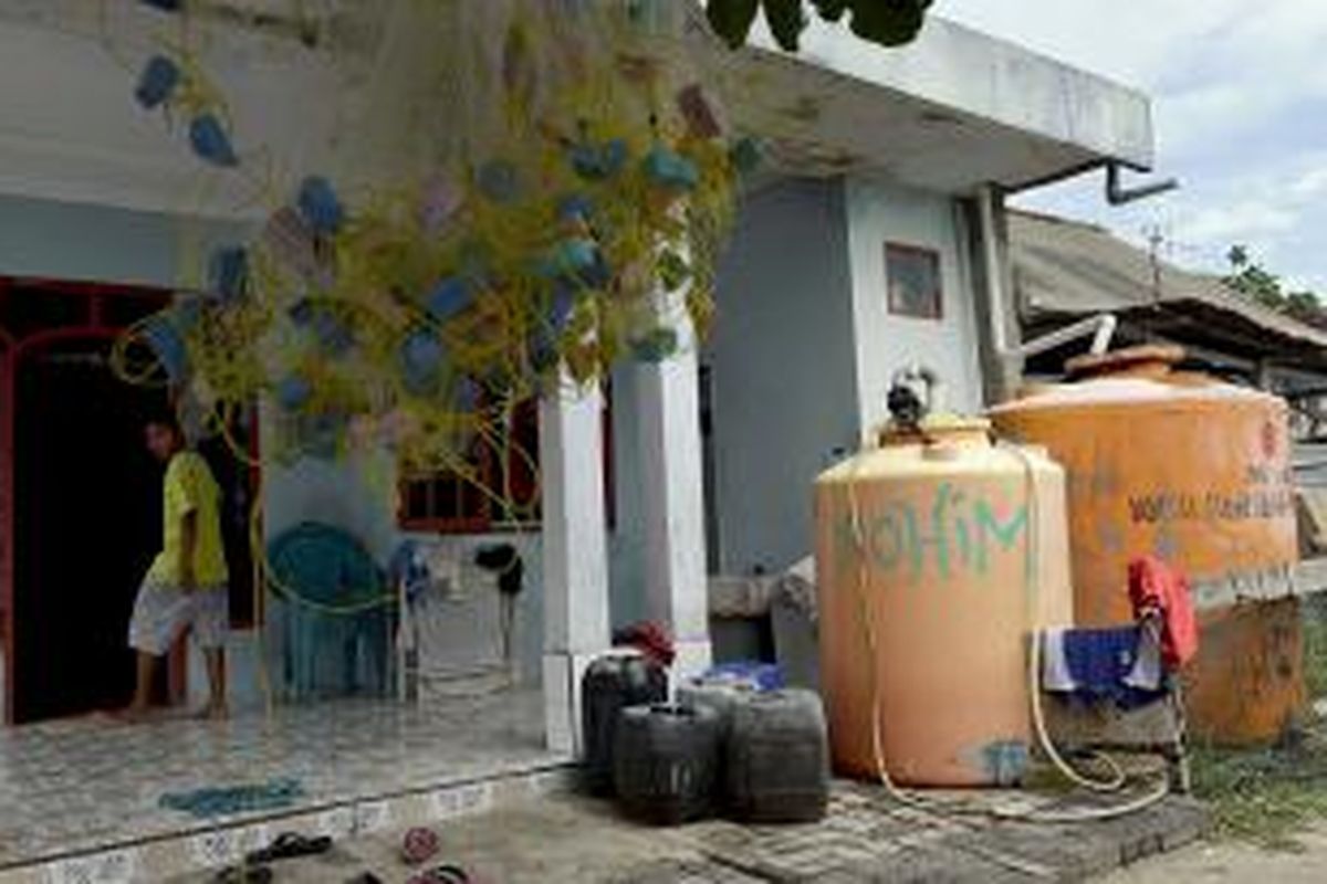Bak penampungan air hujan ditemukan hampir di seluruh rumah di Pulau Pramuka, Kepulauan Seribu, Minggu (8/2). Selain air tanah, warga Pulau Pramuka juga menampung air hujan untuk keperluan sehari-hari, seperti mandi, mencuci, dan memasak.