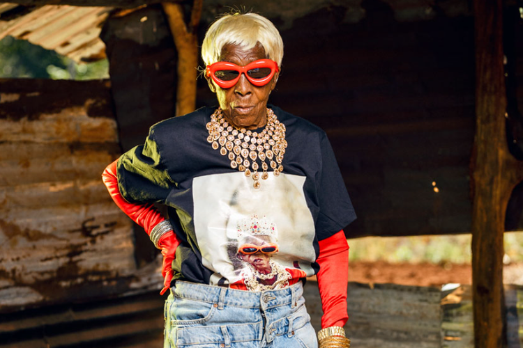 Nenek fashion icon asal Zambia, Margret Chola mengenakan pakaian favoritnya dalam sebuah photoshoot.