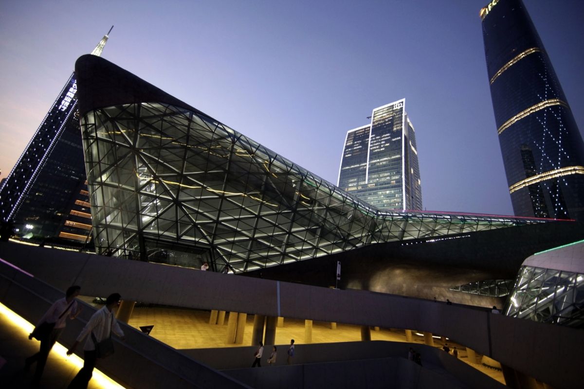 Pengunjung mendatangi Guangzhou Opera House, di China, 9 November 2010. Bangunan megah yang diperuntukkan untuk upacara pembukaan Asian Games ini merupakan salah satu karya arsitek perempuan berpengaruh Zaha Hadid.