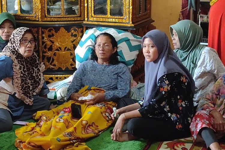 Yusrilanita, Ibunda Indah Halima Putri yang kemarin malam sempat pingsan karena shock mendengar kabar pesawat Sriwijaya Air jatuh hari ini kondisijya sudah lebih baik.