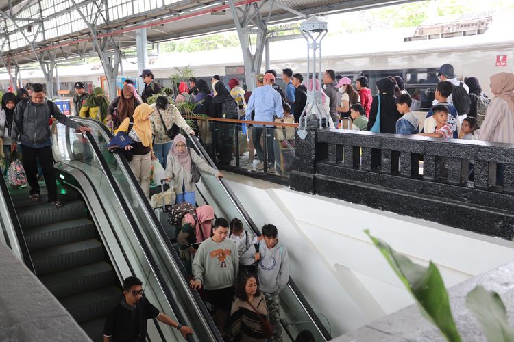Jadwal Terbaru Keberangkatan Kereta Api dari Stasiun Pasar Senen Sesuai ...