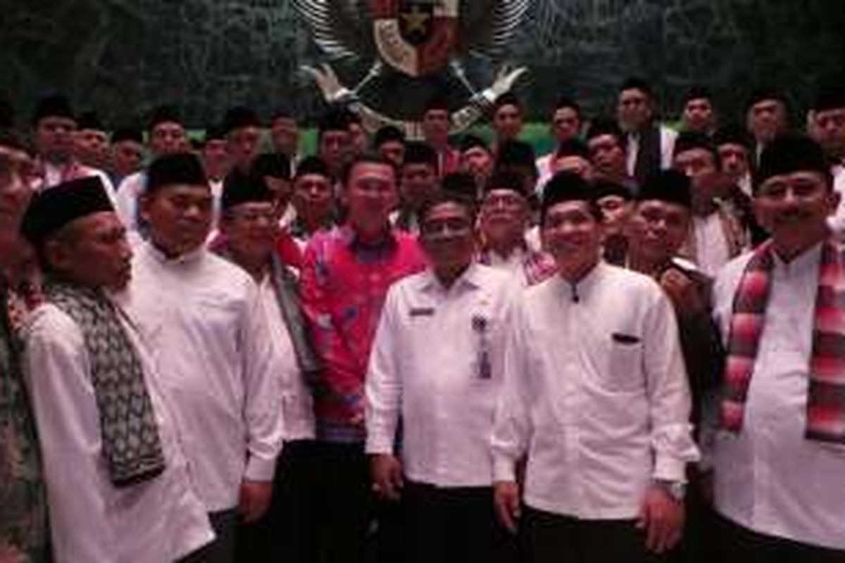 Gubernur DKI Jakarta Basuki Tjahaja Purnama (pakai batik merah) bersama Plt Gubernur DKI Jakarta Sumarsono saat melepas keberangkatan marbut masjid untuk umrah, di Balai Kota DKI Jakarta, Kamis (27/10/2016).