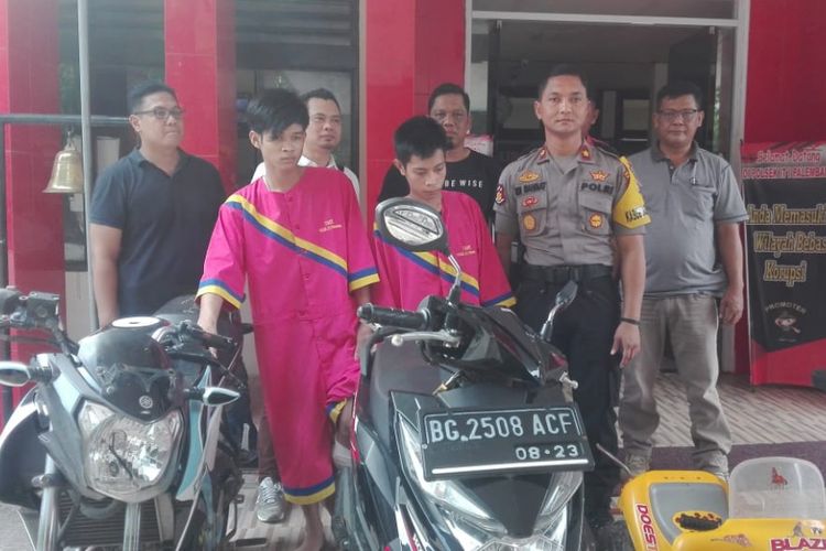Dua pelaku penguras ATM yakni Mukmin (22) dan Yogi (22) ketika berada di Polsek Ilir Timur I Palembang, Sumatera Selatan. Kedua pelaku ini, ditangkap lantaran menguras ATM milik korban Rahmawati sebesar Rp 36 juta, Rabu (30/1/2019).