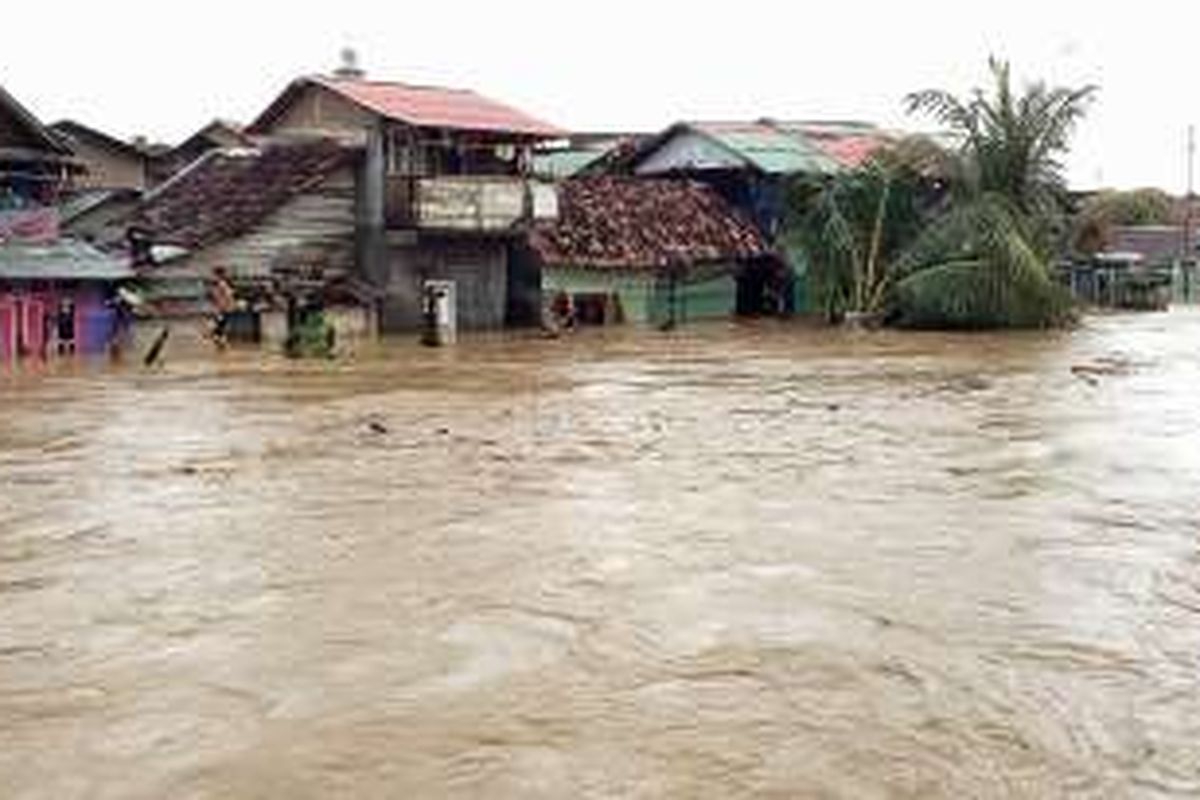 Sejumlah rumah tergenang saat banjir bandang melanda ratusan rumah di bantaran Sungai Belau, Kecamatan Teluk Betung Selatan, Bandar Lampung, Selasa (15/3/2016). Sungai Balau meluap karena tanggul di tepian sungai tak mampu menahan debit air yang mengalir menuju muara.