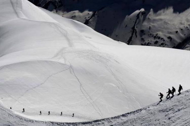 Beberapa tampak berjalan di pegunungan Mont-Blanc, bagian dari pegunungan Alpen di Perancis (Foto: Dokumentasi)