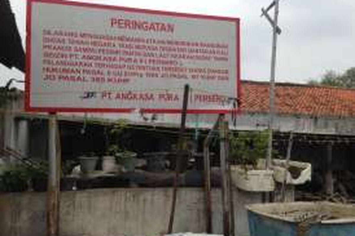 Tampak salah satu bangunan di lokalisasi Dadap Ceng In, Kelurahan Dadap, Kecamatan Kosambi, Kabupaten Tangerang, Rabu (30/3/2016). Sebagian besar bangunan ilegal di lokalisasi Dadap berdiri di atas lahan milik PT Angkasa Pura II. 


