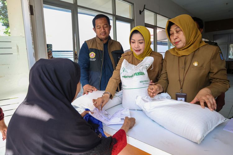 Pemkot Surabaya Salurkan Bantuan Pangan Beras 3 Bulan untuk 184.313 KPM