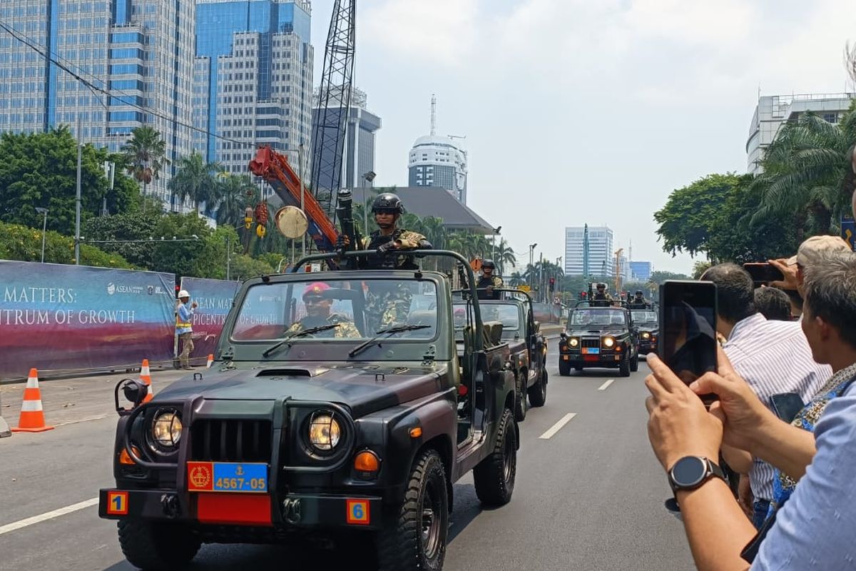 Seorang warga saat merekam pawai alutsista yang melintas di Jalan MH Thamrin, Menteng, Jakarta Pusat, Kamis (5/10/2023). Melintasnya ratusan kendaraan taktis (rantis) di jantung Kota Jakarta itu merupakan sebuah rangkaian dalam acara HUT TNI ke-78.
