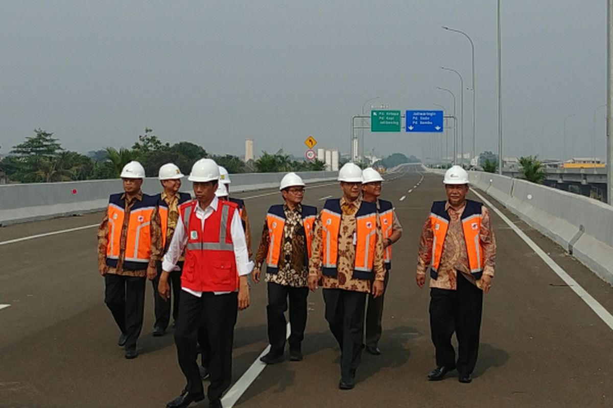 Presiden Joko Widodo meresmikan tol Bekasi-Cawang-Kampung Melayu di Jakarta Timur, Jumat (3/11/2017)