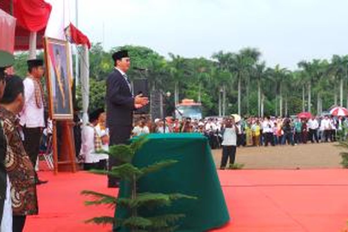 Gubernur DKI Jakarta Basuki Tjahaja Purnama saat memberikan sambutan dalam pelantikan ribuan pejabat DKI, di Lapangan Silang Monas Selatan, Jakarta, Jumat (2/1/2015).