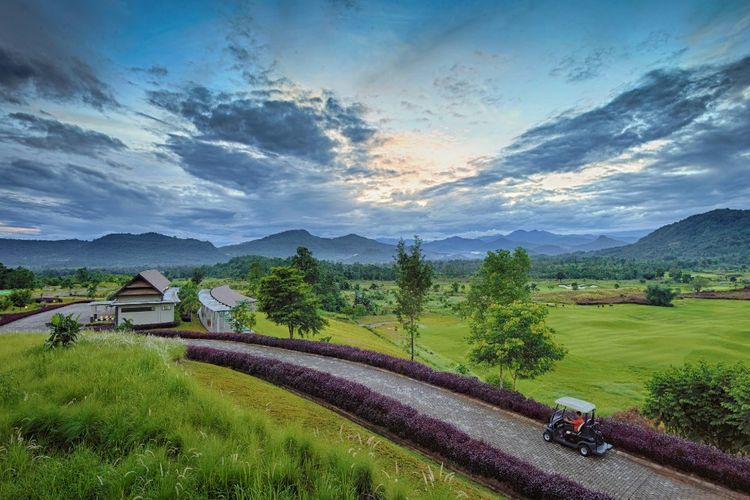 Tren rumah di kawasan golf juga merambat ke provinsi di luar Jawa, salah satunya di Makassar, Sulawesi Selatan (Sulsel). Pengembang membidik kalangan elite di sini untuk mau menetap atau berinvestasi di kawasan golf.